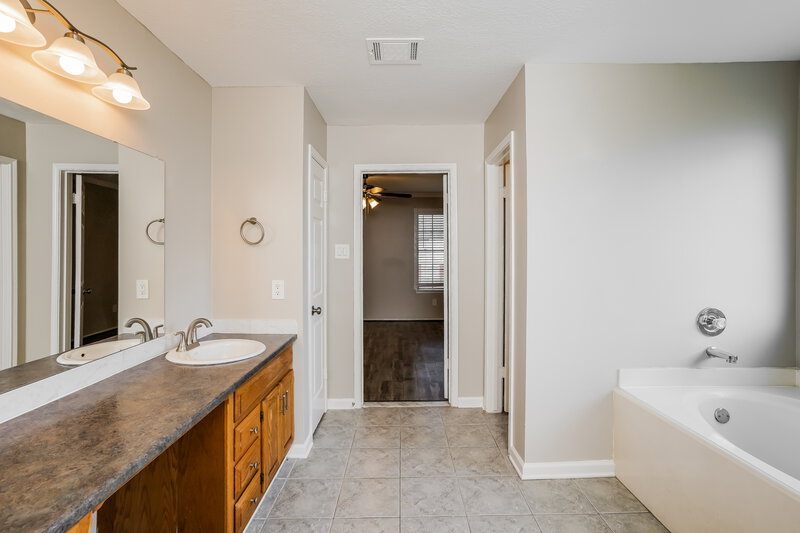2,185/Mo, 602 Bold Ruler Dr Stafford, TX 77477 Main Bathroom View