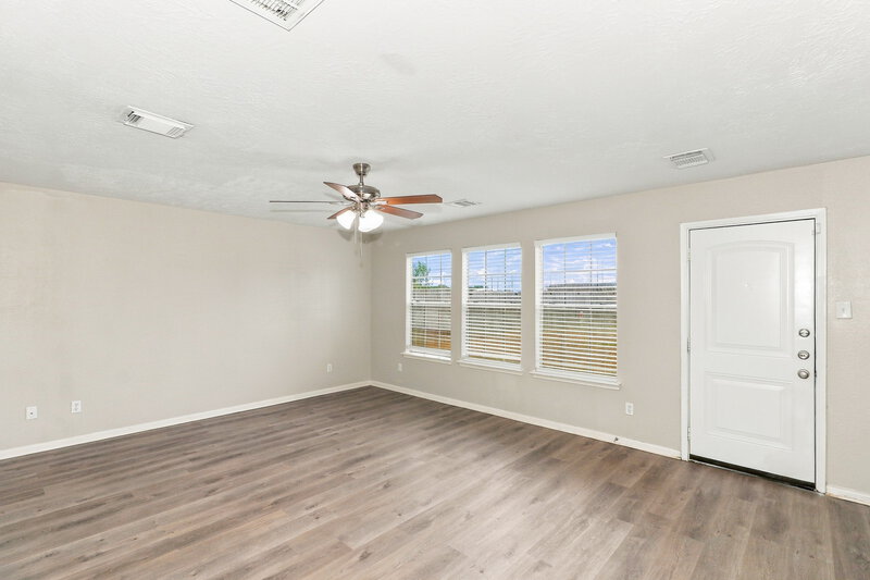 1,950/Mo, 4805 E Parma Dr Rosenberg, TX 77471 Living Room View 2