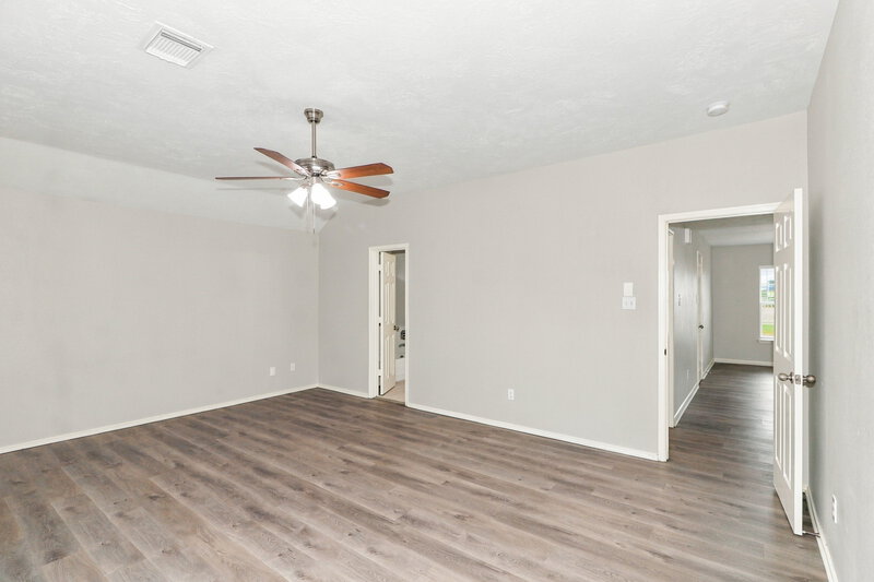 1,950/Mo, 4805 E Parma Dr Rosenberg, TX 77471 Primary Bedroom View 2
