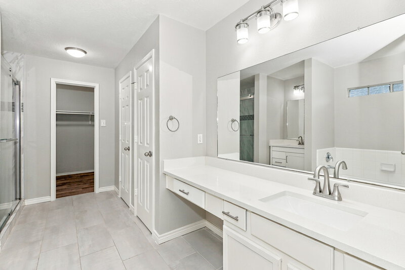 1,950/Mo, 4805 E Parma Dr Rosenberg, TX 77471 Primary Bathroom View