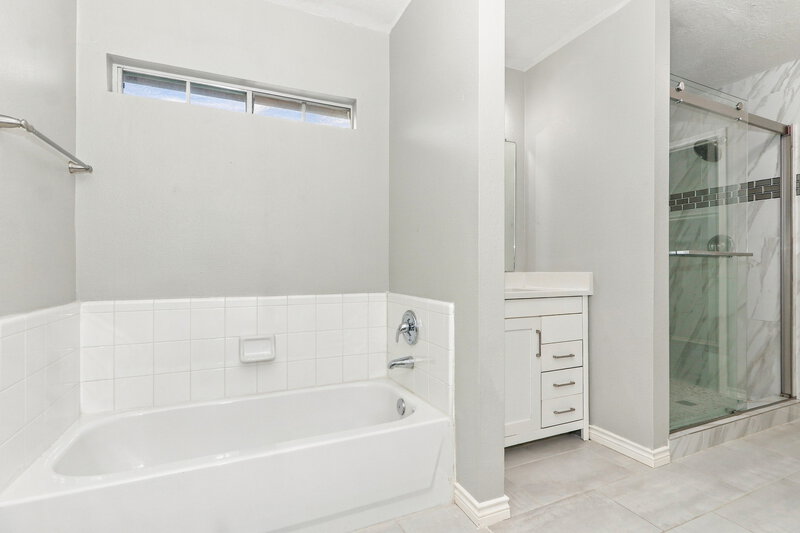 1,950/Mo, 4805 E Parma Dr Rosenberg, TX 77471 Primary Bathroom View 2