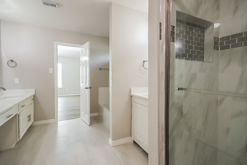 2,405/Mo, 4805 E Parma Dr Rosenberg, TX 77471 Main Bathroom View