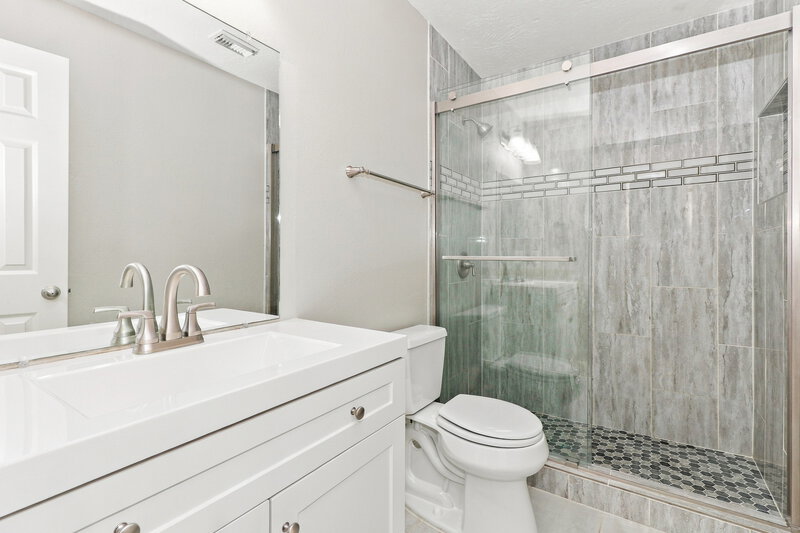 1,950/Mo, 4805 E Parma Dr Rosenberg, TX 77471 Bathroom View