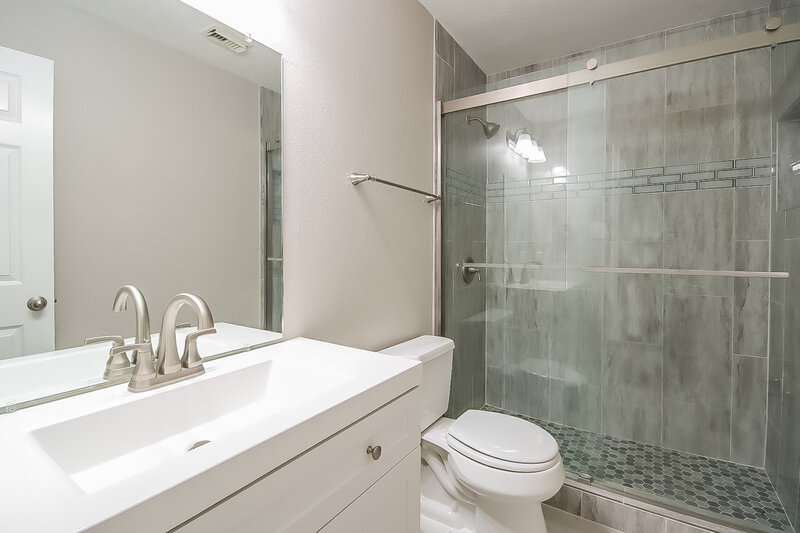 2,405/Mo, 4805 E Parma Dr Rosenberg, TX 77471 Bathroom View 2