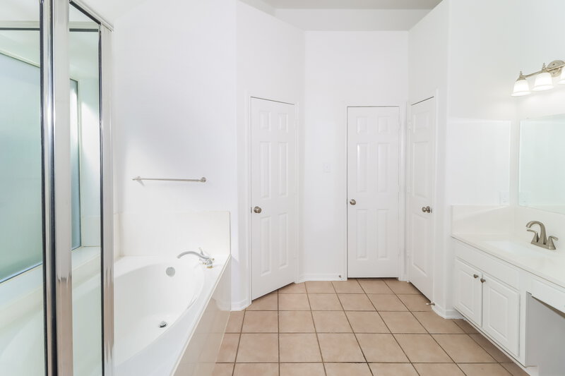 2,495/Mo, 5131 Candlewood Dr League City, TX 77573 Main Bathroom View