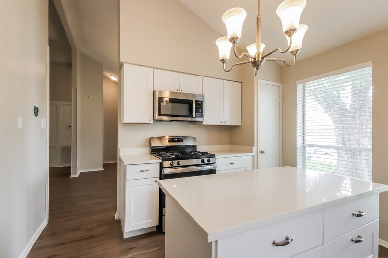 2,770/Mo, 4006 Sandlewood Dr Pasadena, TX 77504 Kitchen View 2