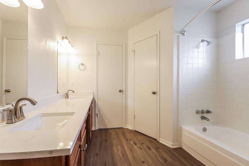 2,770/Mo, 4006 Sandlewood Dr Pasadena, TX 77504 Main Bathroom View