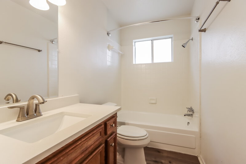 2,770/Mo, 4006 Sandlewood Dr Pasadena, TX 77504 Bathroom View