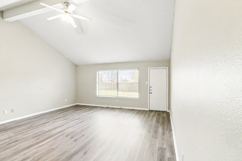 2,020/Mo, 10815 Malden Dr Houston, TX 77075 Living Room View 2
