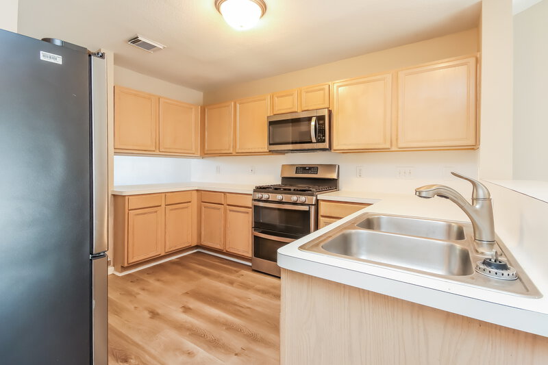 2,070/Mo, 10815 Malden Dr Houston, TX 77075 Kitchen View 2