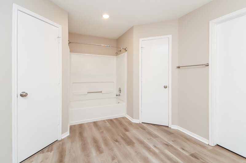 2,070/Mo, 10815 Malden Dr Houston, TX 77075 Main Bathroom View