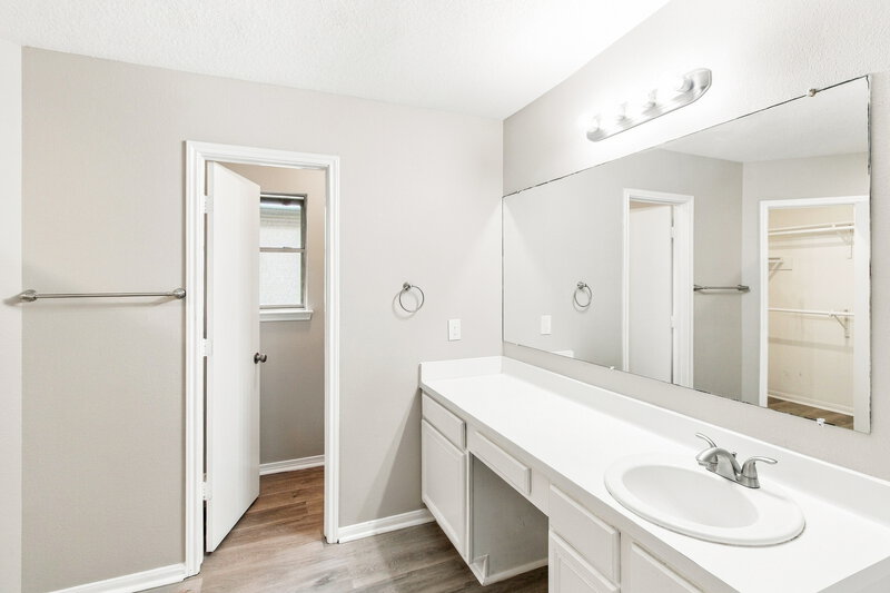 2,020/Mo, 10815 Malden Dr Houston, TX 77075 Primary Bathroom View