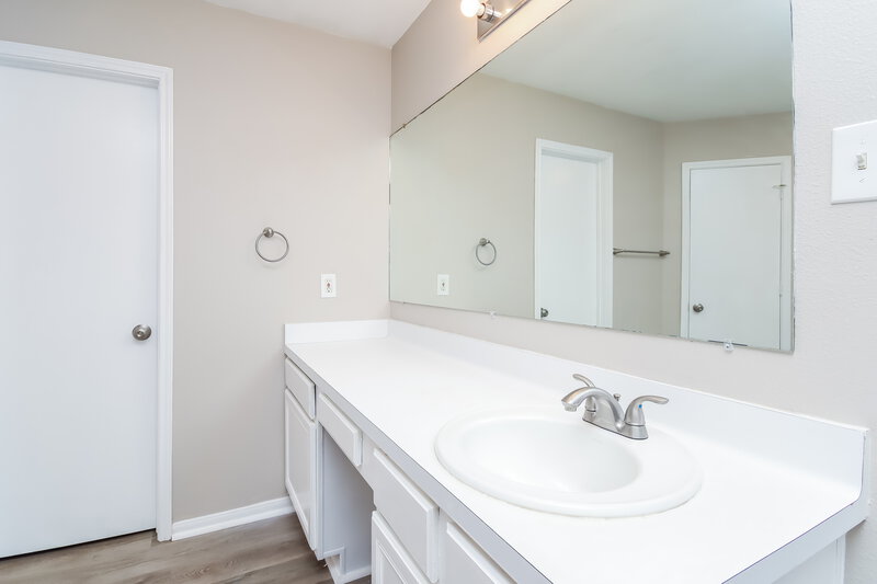2,070/Mo, 10815 Malden Dr Houston, TX 77075 Main Bathroom View 2