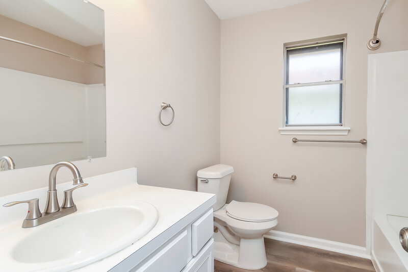 2,070/Mo, 10815 Malden Dr Houston, TX 77075 Bathroom View