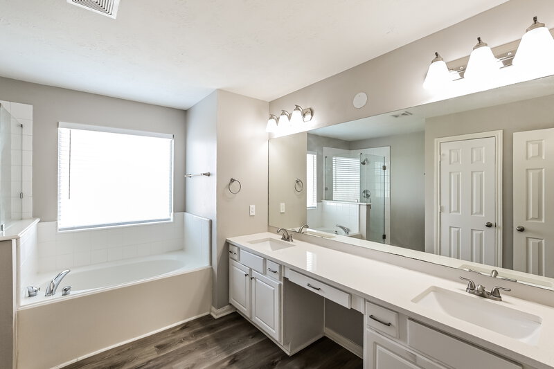 2,080/Mo, 5370 Kyla Cir Katy, TX 77493 Main Bathroom View