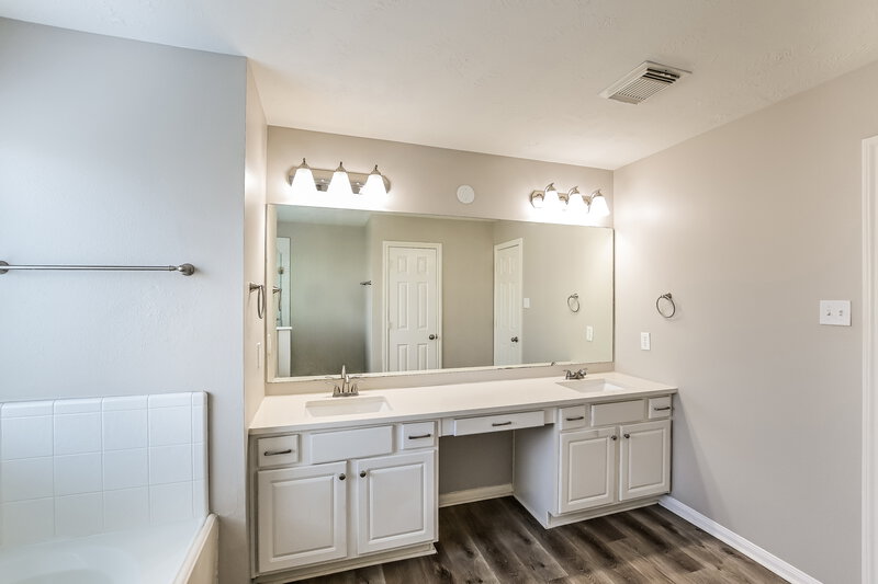2,080/Mo, 5370 Kyla Cir Katy, TX 77493 Main Bathroom View 2