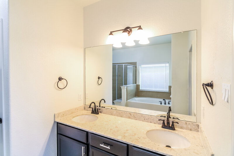 2,170/Mo, 8343 Broadleaf Ave Baytown, TX 77521 Main Bathroom View