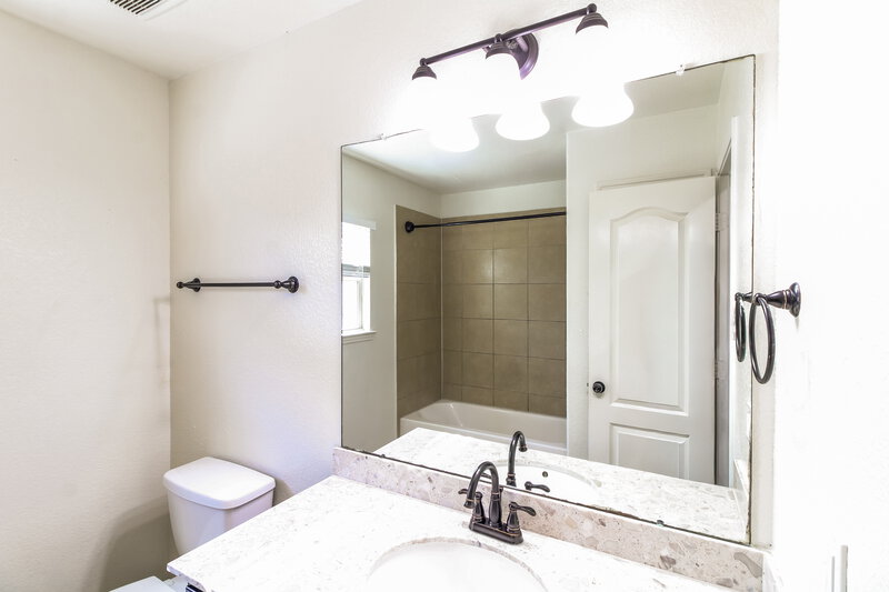 2,170/Mo, 8343 Broadleaf Ave Baytown, TX 77521 Bathroom View