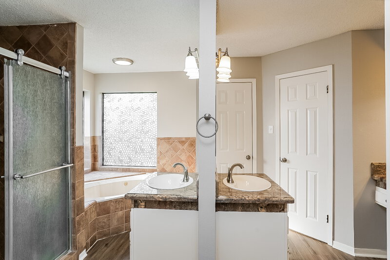 2,180/Mo, 19230 Relay Rd Humble, TX 77346 Main Bathroom View