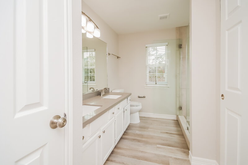 2,560/Mo, 1511 Pear Brook Trl Houston, TX 77062 Main Bathroom View