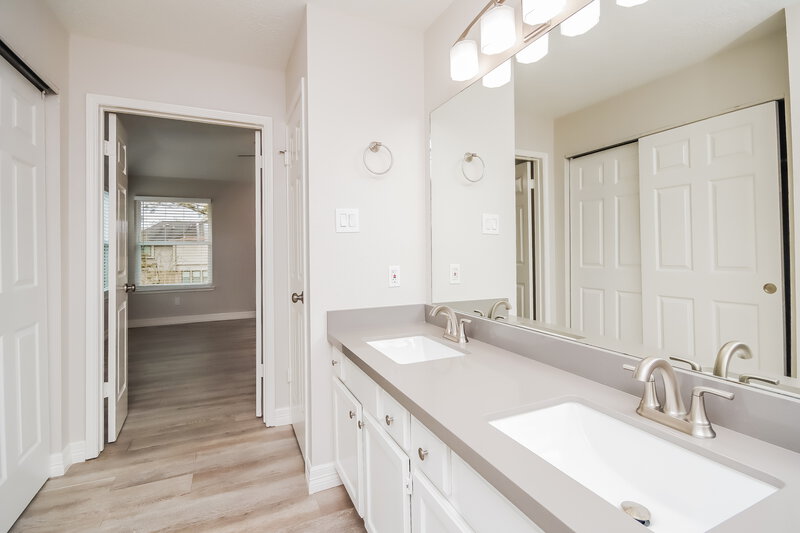 2,560/Mo, 1511 Pear Brook Trl Houston, TX 77062 Main Bathroom View 2