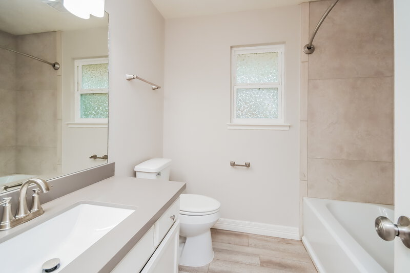 2,560/Mo, 1511 Pear Brook Trl Houston, TX 77062 Bathroom View