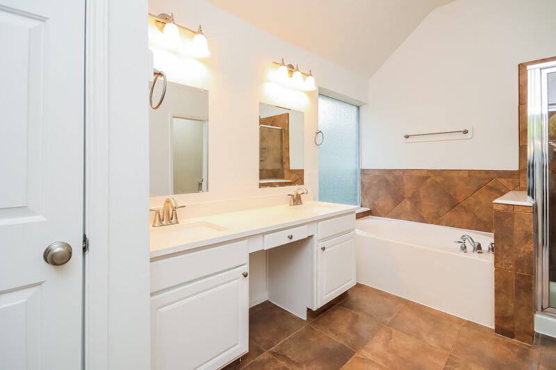 2,645/Mo, 2131 Emerald Cove Dr League City, TX 77573 Main Bathroom View