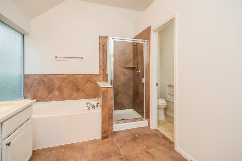 2,645/Mo, 2131 Emerald Cove Dr League City, TX 77573 Main Bathroom View 2