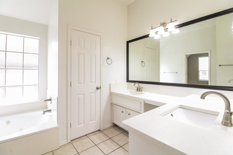 2,330/Mo, 3603 Parkshire Dr Pearland, TX 77584 Main Bathroom View