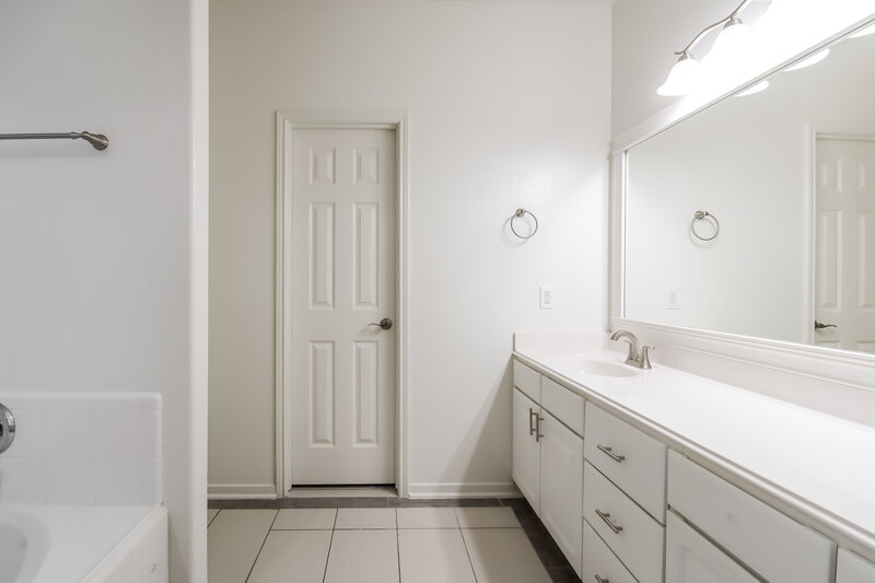 2,590/Mo, 12318 Landsdown Ridge Way Humble, TX 77346 Main Bathroom View