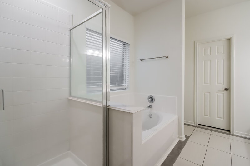 2,590/Mo, 12318 Landsdown Ridge Way Humble, TX 77346 Main Bathroom View 2