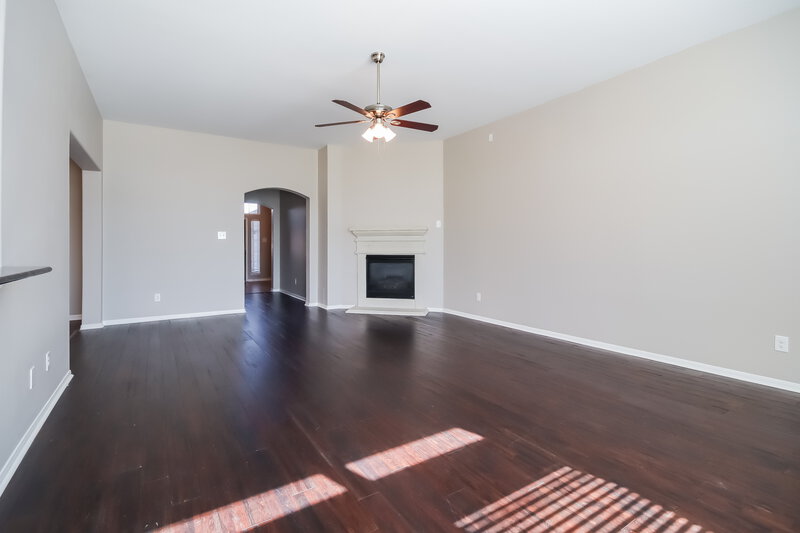 2,410/Mo, 5450 Peppermint Dr Baytown, TX 77521 Living Room View 2