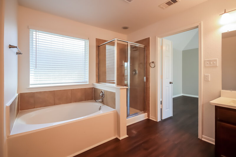 2,410/Mo, 5450 Peppermint Dr Baytown, TX 77521 Main Bathroom View 2