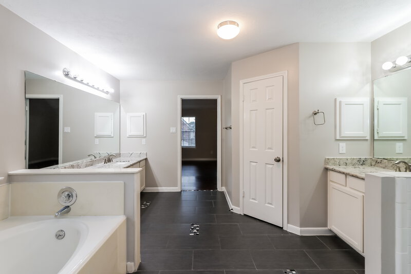 2,305/Mo, 16403 Crossfield Dr Houston, TX 77095 Main Bathroom View 2