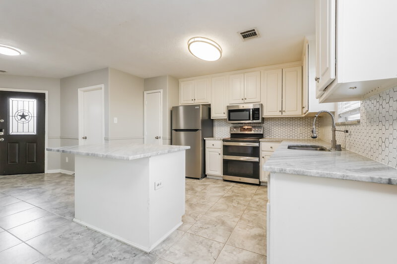 1,675/Mo, 16257 Sun View Ln Conroe, TX 77302 Kitchen View 2