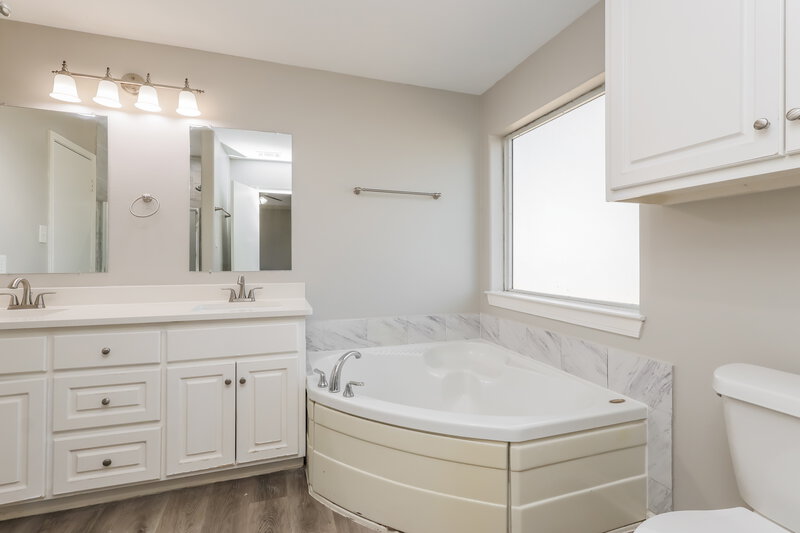 1,675/Mo, 16257 Sun View Ln Conroe, TX 77302 Main Bathroom View