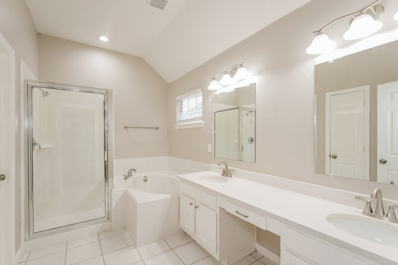 3,530/Mo, 2102 Hawks Rd Missouri City, TX 77489 Main Bathroom View