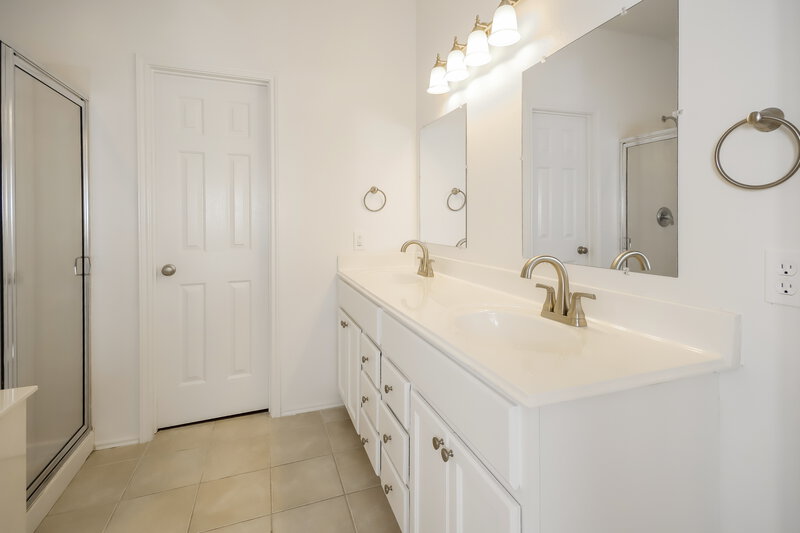 2,120/Mo, 206 Mammoth Springs Ln Dickinson, TX 77539 Main Bathroom View