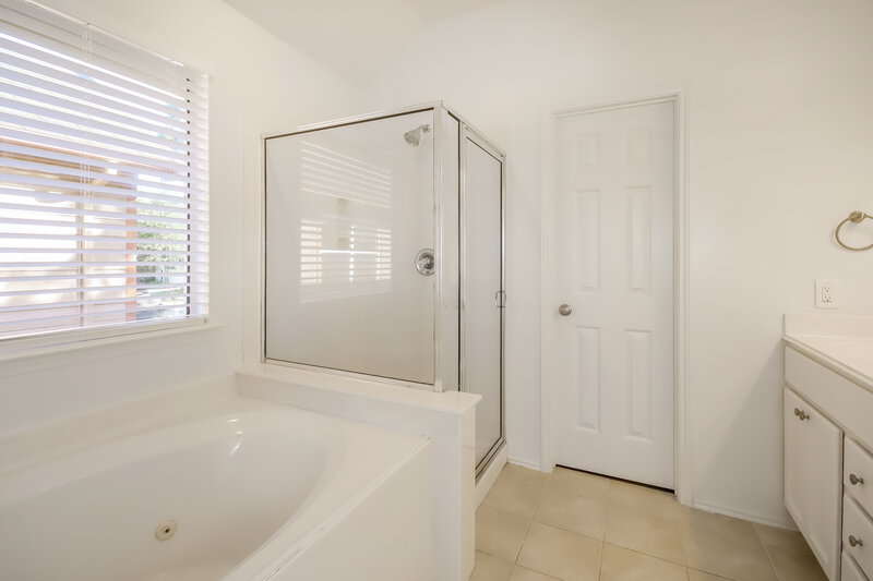 2,120/Mo, 206 Mammoth Springs Ln Dickinson, TX 77539 Main Bathroom View 2