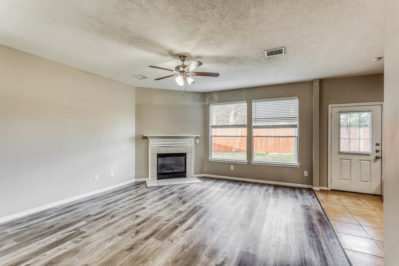 2,045/Mo, 21902 Willow Shadows Dr Tomball, TX 77375 Living Room View 2