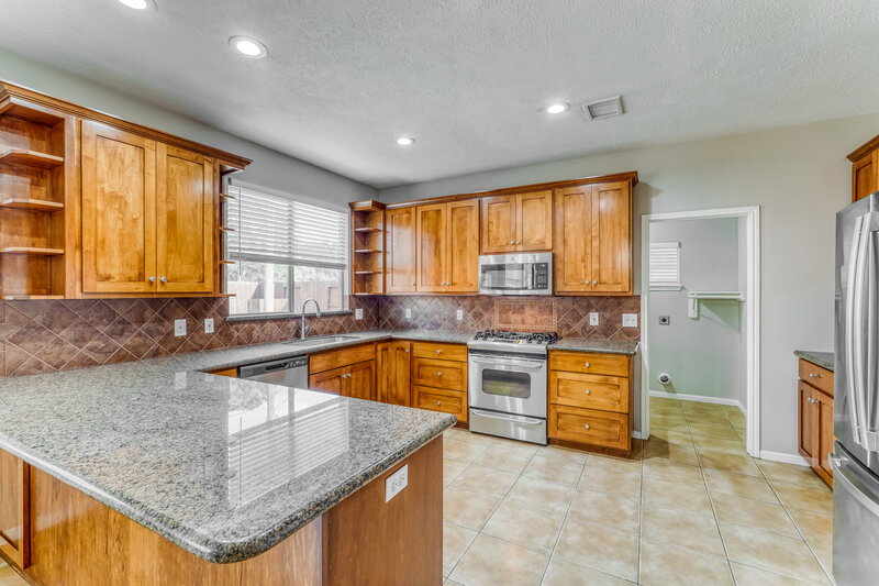 2,045/Mo, 21902 Willow Shadows Dr Tomball, TX 77375 Kitchen View