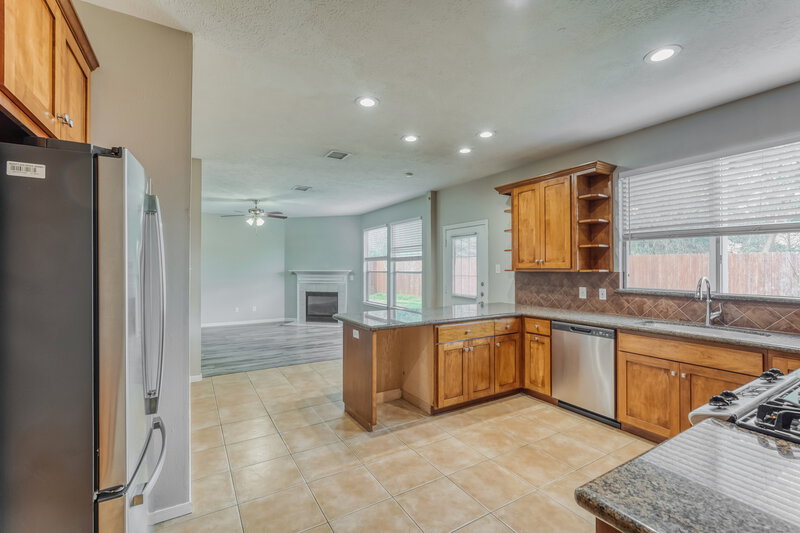 2,045/Mo, 21902 Willow Shadows Dr Tomball, TX 77375 Kitchen View 2