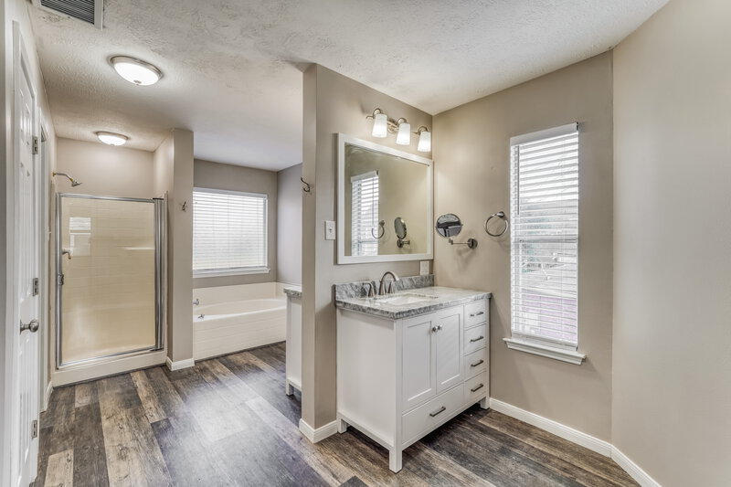 2,045/Mo, 21902 Willow Shadows Dr Tomball, TX 77375 Main Bathroom View