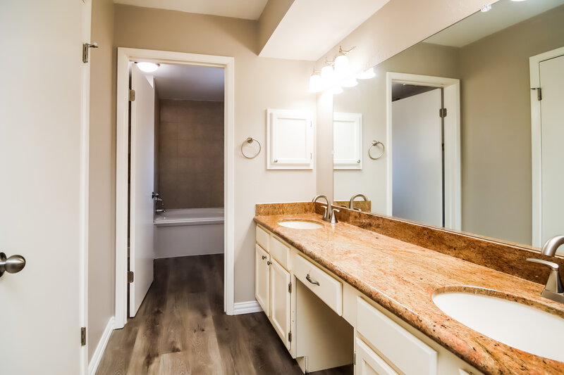 2,305/Mo, 6806 Norvara Trl Spring, TX 77379 Main Bathroom View