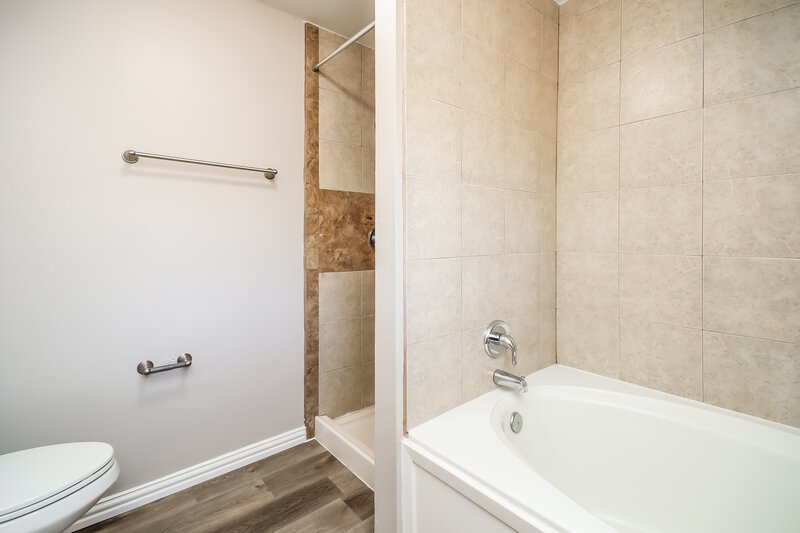2,305/Mo, 6806 Norvara Trl Spring, TX 77379 Main Bathroom View 2