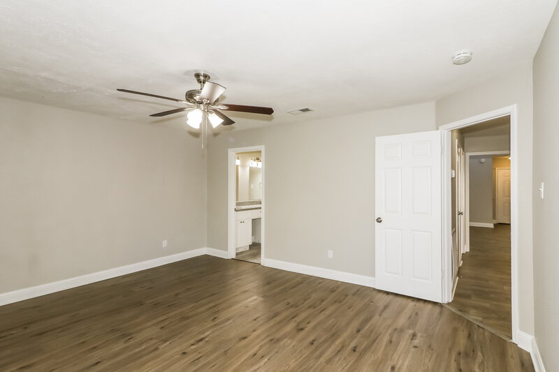 1,685/Mo, 4167 Amir St Houston, TX 77072 Main Bathroom View