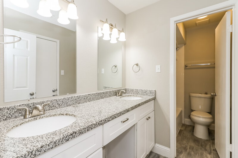 1,685/Mo, 4167 Amir St Houston, TX 77072 Main Bathroom View 2