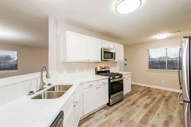 2,175/Mo, 4562 Buckleridge Rd Houston, TX 77053 Kitchen View 2