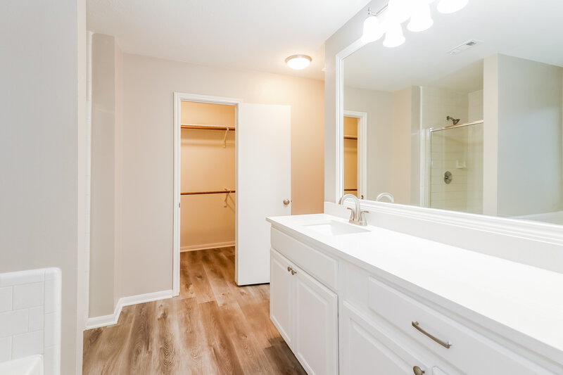 2,175/Mo, 4562 Buckleridge Rd Houston, TX 77053 Main Bathroom View