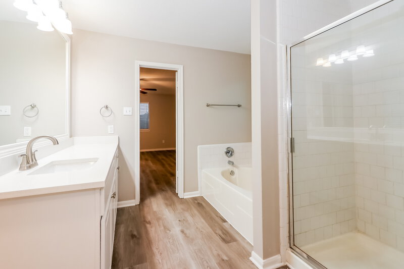 2,175/Mo, 4562 Buckleridge Rd Houston, TX 77053 Main Bathroom View 2